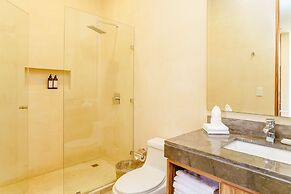 Luminous Private Pool Condo & Communal Rooftop Pool Lounge