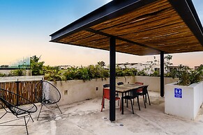 Luminous Private Pool Condo & Communal Rooftop Pool Lounge