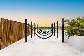 Luminous Private Pool Condo & Communal Rooftop Pool Lounge