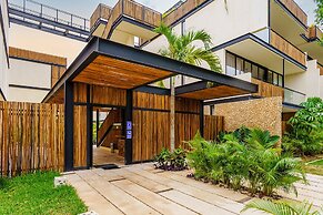 Luminous Private Pool Condo & Communal Rooftop Pool Lounge