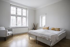 Grand luminous 150m2 2BR aptmnt in Eira