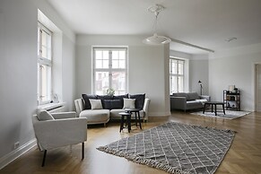 Grand luminous 150m2 2BR aptmnt in Eira