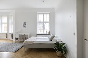 Grand luminous 150m2 2BR aptmnt in Eira