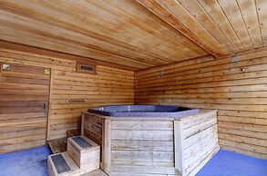 Large, Welcoming Condo With Incredible Views - WL406 by Redawning