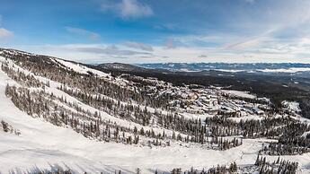 Coyote Creek - Large Ski In/Ski Out Chalet with Amazing Views & Privat