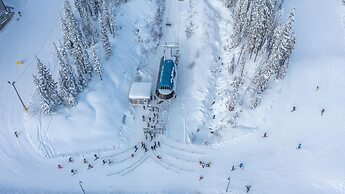 Coyote Creek - Large Ski In/Ski Out Chalet with Amazing Views & Privat