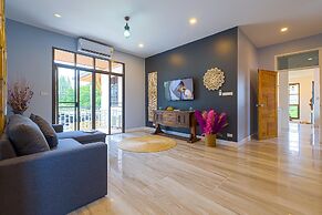 Pool villa  4 BR walking to Beach HV