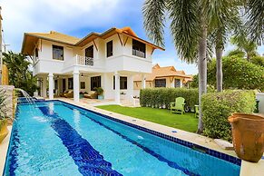 Pool villa  4 BR walking to Beach HV