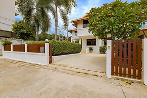 Pool villa  4 BR walking to Beach HV