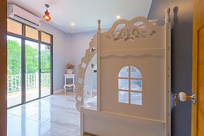 Pool villa  4 BR walking to Beach HV