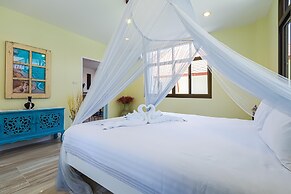 Pool villa  4 BR walking to Beach HV