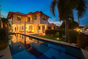 Pool villa  4 BR walking to Beach HV