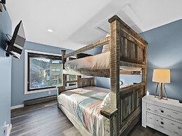 Newly Renovated, Slope-Side Walk-In Walk-Out, Top Floor, Views of Ten 