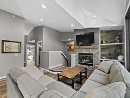 Newly Renovated, Slope-Side Walk-In Walk-Out, Top Floor, Views of Ten 