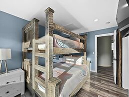 Newly Renovated, Slope-Side Walk-In Walk-Out, Top Floor, Views of Ten 