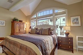 Spacious Slope-side Ski-In Ski-Out Town Home, Private Garage - ER12 by