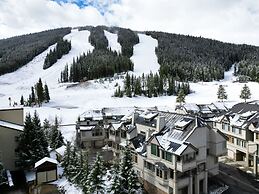 Spacious Slope-side Ski-In Ski-Out Town Home, Private Garage - ER12 by