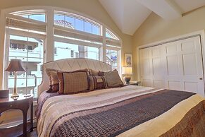 Spacious Slope-side Ski-In Ski-Out Town Home, Private Garage - ER12 by