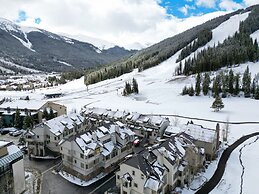 Spacious Slope-side Ski-In Ski-Out Town Home, Private Garage - ER12 by