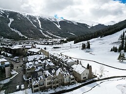 Spacious Slope-side Ski-In Ski-Out Town Home, Private Garage - ER12 by