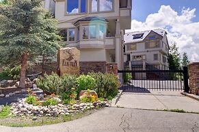 Spacious Slope-side Ski-In Ski-Out Town Home, Private Garage - ER12 by