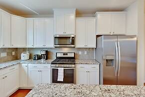 Delightful Pet Friendly Home In Great Location! 4 Bedroom Townhouse by
