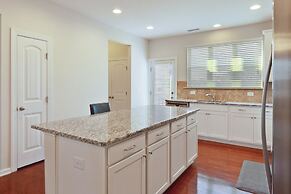 Delightful Pet Friendly Home In Great Location! 4 Bedroom Townhouse by