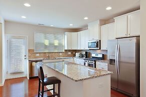 Delightful Pet Friendly Home In Great Location! 4 Bedroom Townhouse by