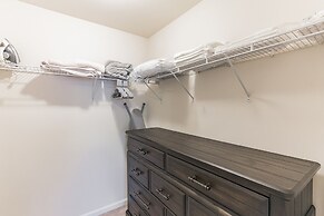Delightful Pet Friendly Home In Great Location! 4 Bedroom Townhouse by
