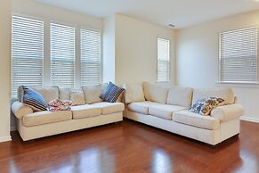Delightful Pet Friendly Home In Great Location! 4 Bedroom Townhouse by