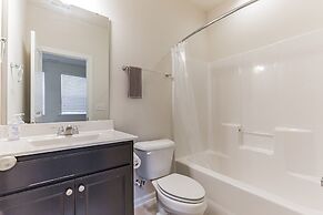 Delightful Pet Friendly Home In Great Location! 4 Bedroom Townhouse by