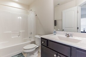 Delightful Pet Friendly Home In Great Location! 4 Bedroom Townhouse by