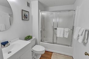 Handsome Condo, View in Sugar Mountain, Heated Pool & Jacuzzi by RedAw