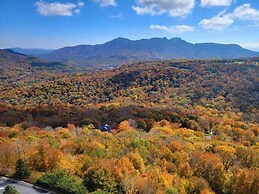 Handsome Condo, View in Sugar Mountain, Heated Pool & Jacuzzi by RedAw