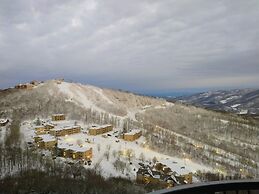 Handsome Condo, View in Sugar Mountain, Heated Pool & Jacuzzi by RedAw