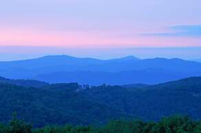 Handsome Condo, View in Sugar Mountain, Heated Pool & Jacuzzi by RedAw