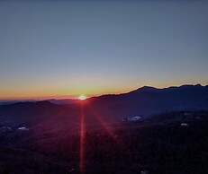 Handsome Condo, View in Sugar Mountain, Heated Pool & Jacuzzi by RedAw