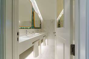 The Emerald House Lisbon, Curio Collection By Hilton