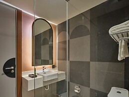 The Quarter Onnut by UHG