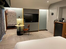 The Quarter Onnut by UHG