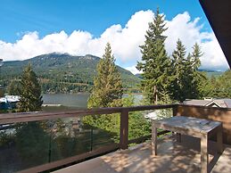 Lakefront Chalet with private dock