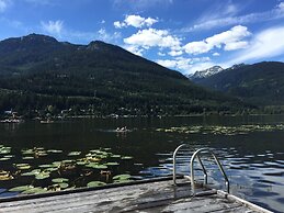 Lakefront Chalet with private dock