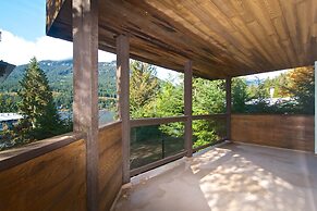 Lakefront Chalet with private dock