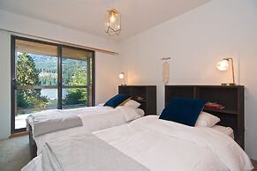 Lakefront Chalet with private dock