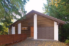 Lakefront Chalet with private dock