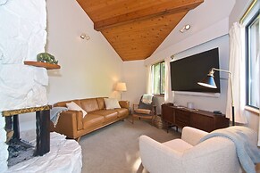 Lakefront Chalet with private dock