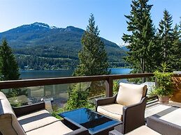 Lakefront Chalet with private dock