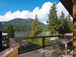 Lakefront Chalet with private dock
