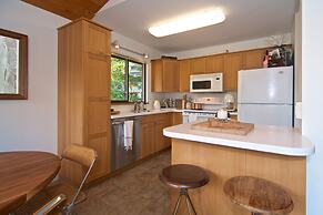 Lakefront Chalet with private dock