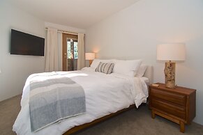 Lakefront Chalet with private dock